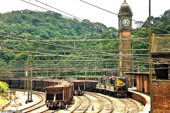 A estação faz parte do Expresso Turístico, que leva os visitantes por um percurso histórico, enquanto a cidade oferece atrações culturais e ecológicas, como o Museu do Castelinho e o Parque Natural Municipal Nascentes de Paranapiacaba.