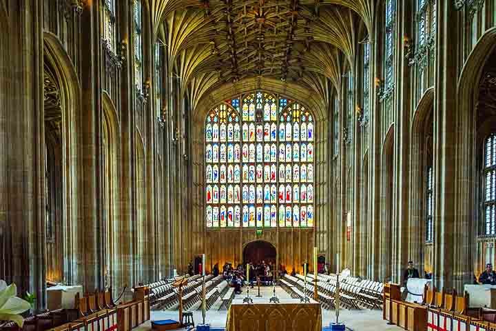 Capela do Rei (Reino Unido) – 1475-1528 - No Castelo de Windsor, abriga túmulos de monarcas britânicos. Destaca-se pelos vitrais medievais e teto gótico impressionante. Foi palco de casamentos da família real.