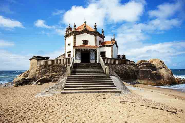 Capela do Senhor da Pedra (Portugal) – 1686 - Construída sobre uma rocha à beira-mar, em Vila Nova de Gaia. O mar a envolve durante tempestades, criando um cenário dramático. É um local de culto e peregrinação religiosa.
