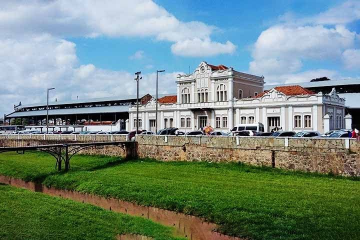 A Estação Ferroviária de São João del Rei, inaugurada em 1881, é um ícone das estradas de ferro de Minas Gerais. Após a desativação da linha nos anos 1960, a estação passou a ser um ponto turístico, servindo como partida para o famoso passeio de Maria-Fumaça até Tiradentes.