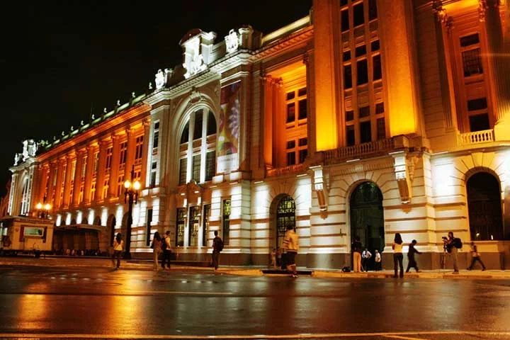 Inaugurada em 1938, a Estação Júlio Prestes é uma das mais importantes da cidade de São Paulo e um exemplo marcante da arquitetura ferroviária do século XX. Originalmente projetada para a Estrada de Ferro Sorocabana, a estação se transformou no atual local da Sala São Paulo, sede da Orquestra Sinfônica do Estado de São Paulo (Osesp).