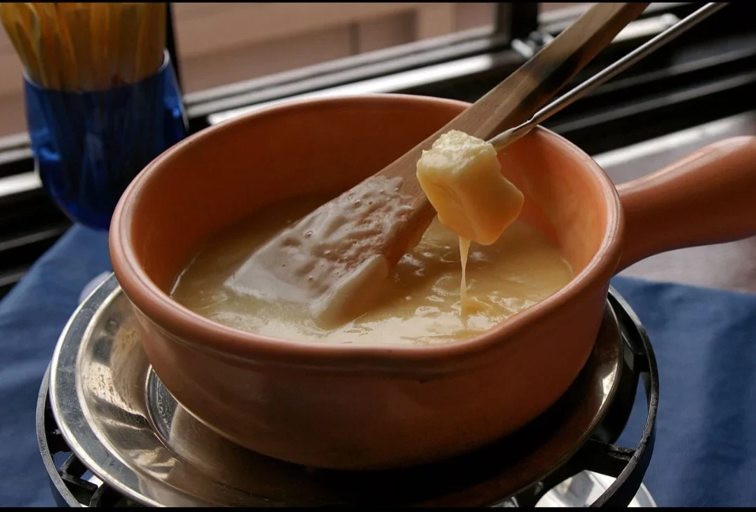 Fondue: delícia que inspira romantismo - Wikimedia commons