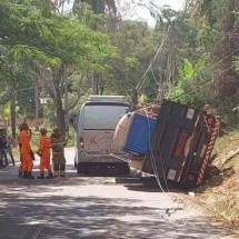 MG: batida entre ônibus e caminhão deixa dois feridos - Divulga&ccedil;&atilde;o CBMMG