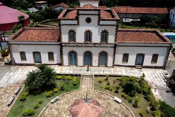 A viagem de trem entre Ouro Preto e Mariana é uma experiência encantadora que combina história e beleza. Revitalizada pela Vale entre 2004 e 2006, a antiga ferrovia construída em 1883 foi restaurada, com as estações e locomotivas mantendo suas características originais.