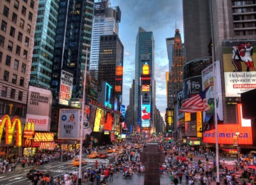 Times Square, em Nova York (EUA): fachada ativa, praças, movimento, gente nas ruas, bares, clubes, cafés -  (crédito:  Oto Godfrey/wikimedia commons)