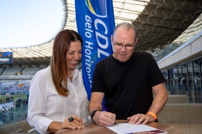 Acordo foi assinado no sábado pela gerente comércial do Mineirão, Ursula Nogueira, e pelo presidente da CDL/BH, Marcelo de Souza e Silva -  (crédito: Mineirão/Agência i7)