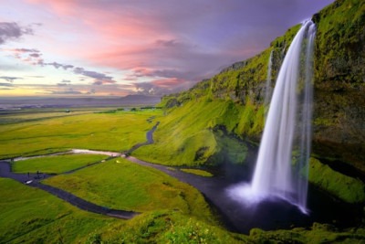 Explore a Rota do Círculo Dourado na Islândia e encante-se com Seljalandsfoss, uma cascata com mais de 60 metros de altura -  (crédito: Robert Lukeman/ Unsplash)