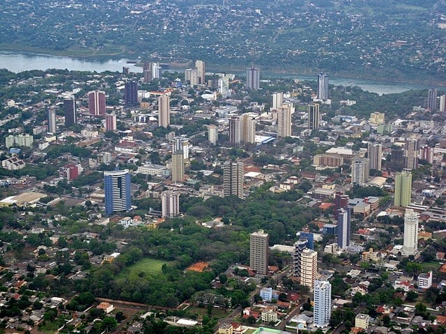 Isso acaba impactando o orçamento dos moradores. Porém, a cidade oferece uma excelente infraestrutura e qualidade de vida, além de uma diversidade cultural única.
