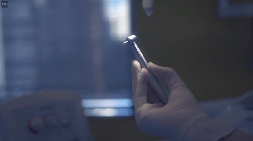 O Conselho Regional de Odontologia de São Paulo afirmou que recebeu o pedido dos pais , mas destacou a dificuldade de impor uma norma única para o procedimento, que varia muito caso a caso. 