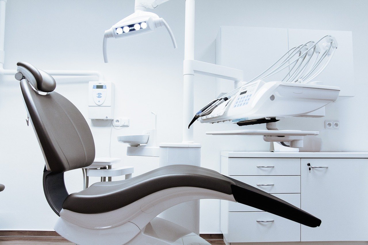 Por isso, é importante que o cirurgião-dentista avalie o histórico de saúde do paciente, doenças pré-existentes, e solicite exames de sangue e radiografia - independentemente da idade.