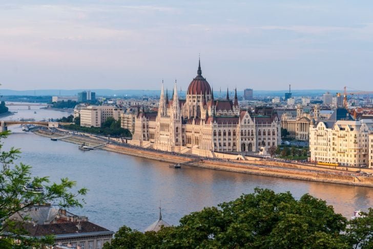 Segundo o relatório, apenas sete outras cidades no mundo atingem esse mesmo equilíbrio: Varsóvia (Polônia), Budapeste (Hungria), Ljubljana (Eslovênia), Kuala Lumpur (Malásia), Zagreb (Croácia), Cidade do Panamá (Panamá) e Santiago (Chile).