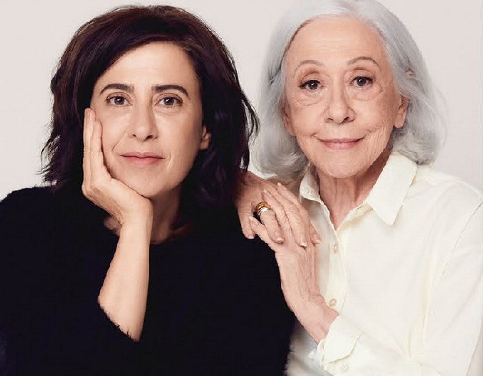Fernanda Torres e Fernanda Montenegro sorriem para a câmera