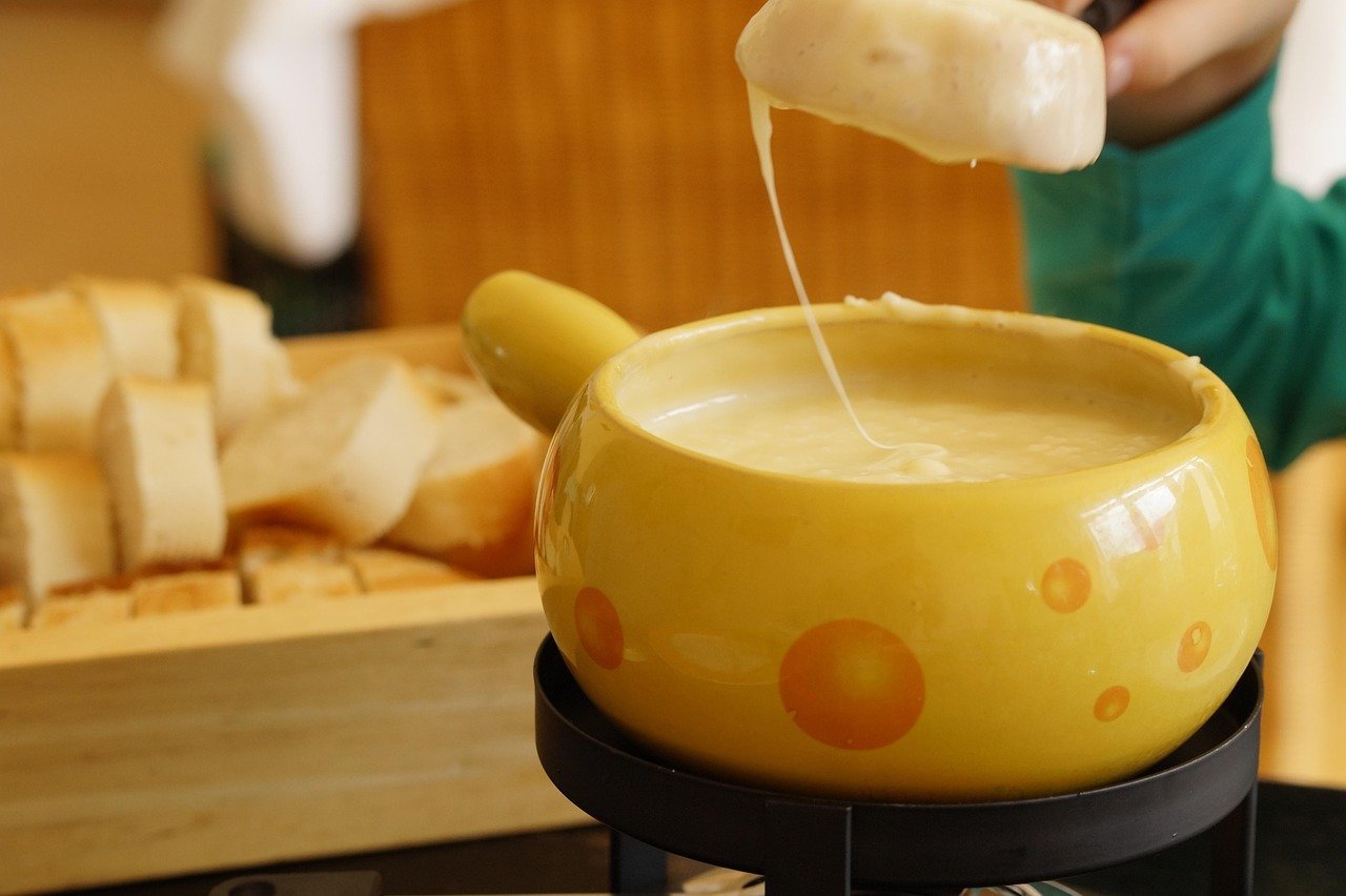 No Brasil, o fondue se tornou um prato muito apreciado, especialmente em regiões mais frias. Locais como Campos do Jordão (SP), Gramado (RS) e o interior de Santa Catarina são conhecidos por oferecerem experiências gastronômicas incríveis com fondues variados.-Imagem de M W por Pixabay
