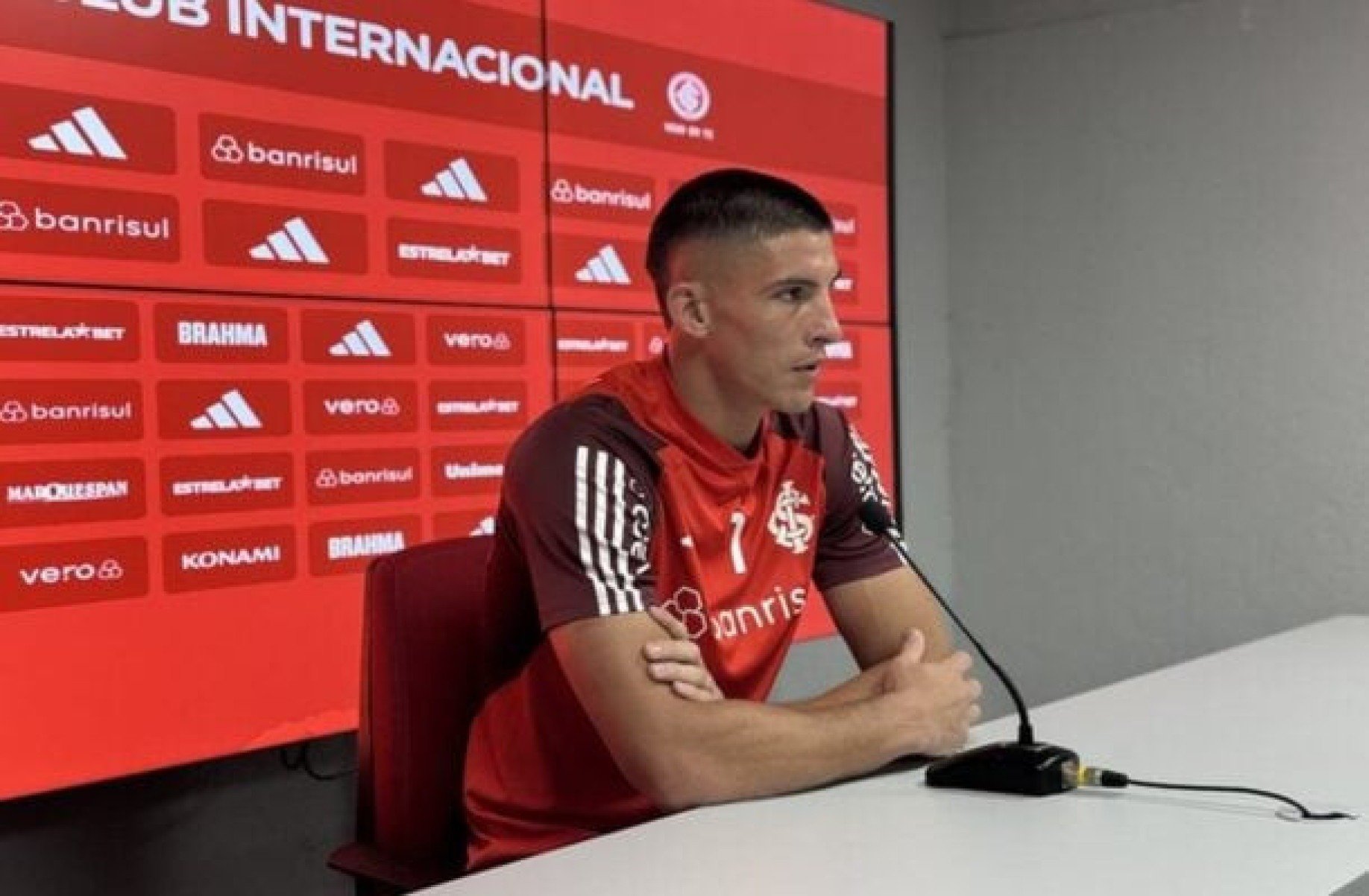 Rochet volta aos relacionados e promete briga pela titularidade no Inter