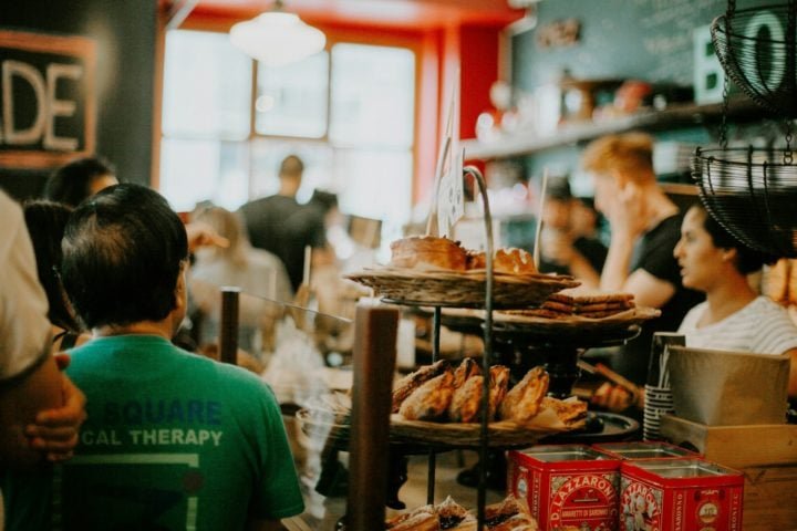 A culinária local também é um diferencial. Dos pratos típicos franceses, como o poutine e os crepes, à culinária italiana, portuguesa e asiática, Montreal oferece uma experiência gastronômica diversificada.