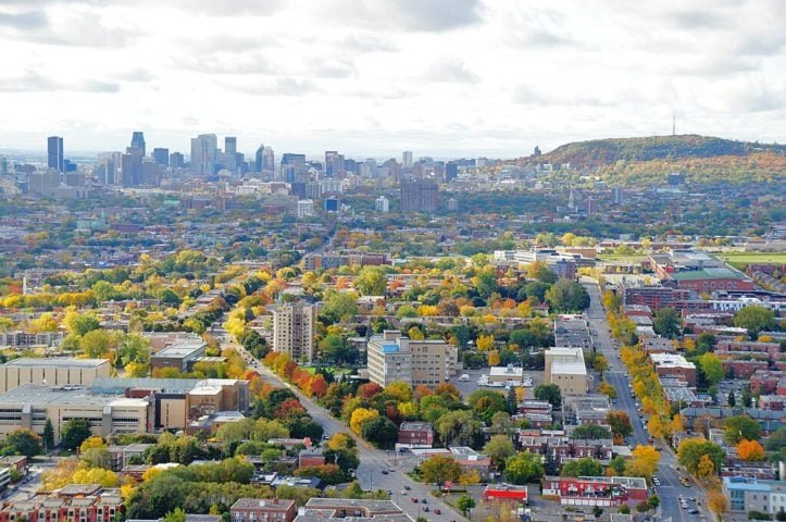 Localizada em uma ilha no Rio São Lourenço, Montreal tem uma geografia particular. O Monte Royal, no centro da cidade, oferece vistas panorâmicas deslumbrantes. 