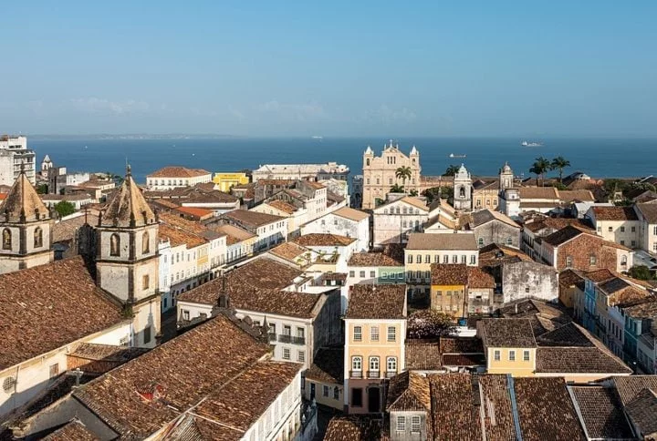 Regiões turísticas são conhecidas por aluguéis elevados, especialmente durante a alta temporada, quando o fluxo de pessoas de fora aumenta consideravelmente.