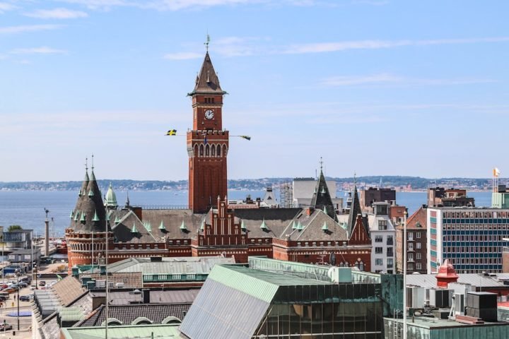 Suécia: A Suécia testou o modelo ainda em 2015 e as conclusões foram ambíguas. Alguns políticos acharam a implementação cara para os cofres do governo. Já algumas microempresas gostaram da ideia e até adotaram uma redução na carga horária.