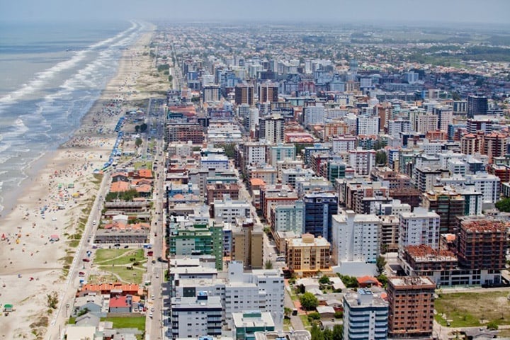 A capital gaúcha, Porto Alegre (RS), também possui um custo de vida elevado, principalmente em áreas como Moinhos de Vento e Bela Vista, onde os preços de imóveis e aluguel são altos.