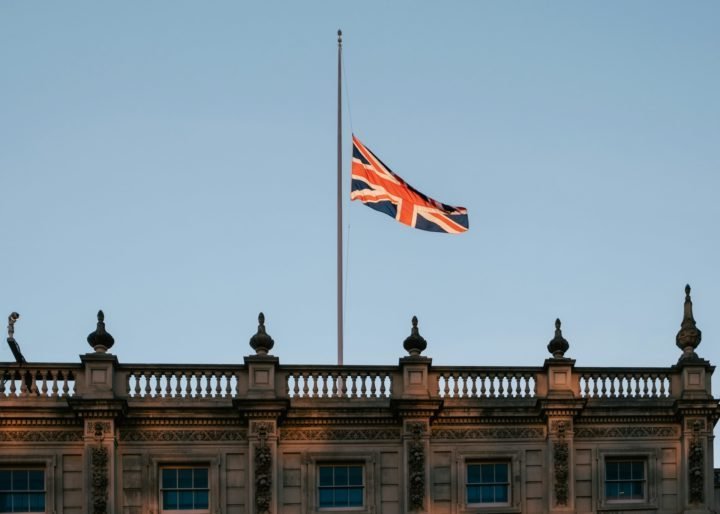 No Reino Unido, o projeto-piloto “The 4-Day Week Global” foi realizado em 2022, e testou a implementação da semana de trabalho de 4 dias em 61 empresas com cerca de 2.900 funcionários.