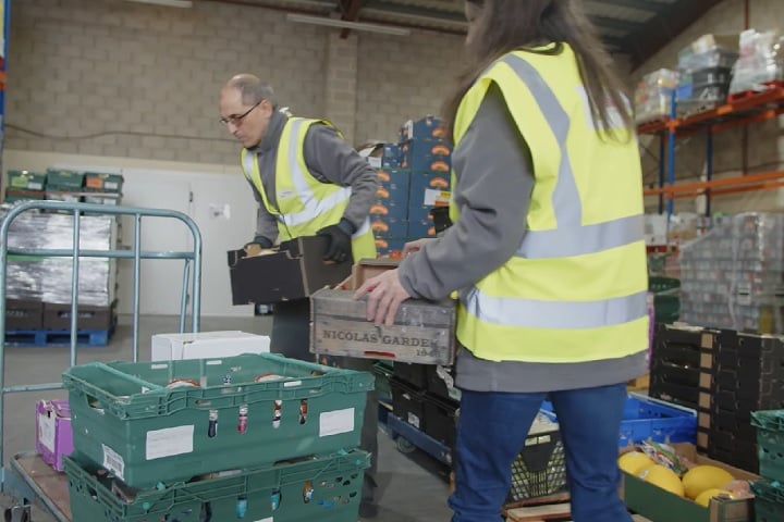 No Reino Unido, o FareShare é uma rede composta por 18 organizações que repassa comida excedente para ONGs e grupos comunitários. -reprodução/FareShare UK