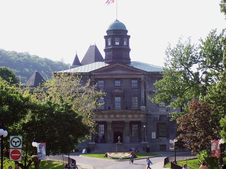 Além disso, a cidade é um importante centro de educação e pesquisa, abrigando várias universidades renomadas, como a Universidade McGill (foto) e a Universidade de Montreal.