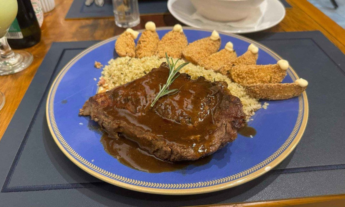 Chorizo com farofa crocante e batatas rústicas com maionese de alho defumado, do Lucille Restaurante - (crédito: Arquivo pessoal) Chorizo com farofa crocante e batatas rústicas com maionese de alho defumado, do Lucille Restaurante - (crédito: Arquivo pessoal)