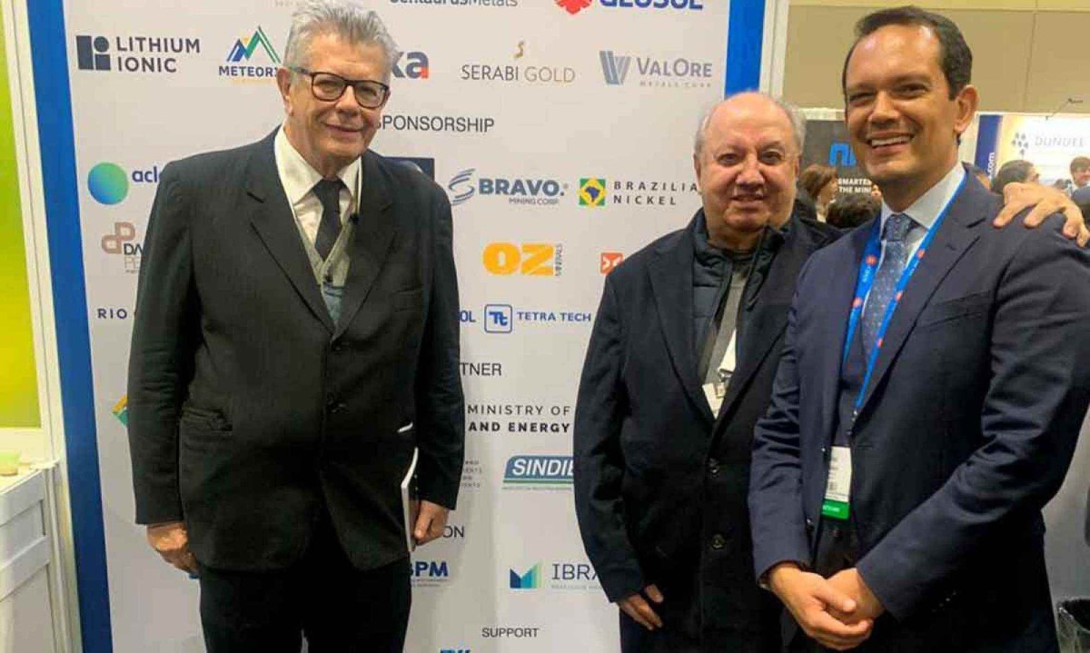 O presidente do Sindiextra-MG, Luís Márcio Viana; o presidente do Conselho do Sindiextra, Fernando Coura; o assessor jurídico do Sindiextra, Fabio Figueiredo O presidente do Sindiextra-MG, Luís Márcio Viana; o presidente do Conselho do Sindiextra, Fernando Coura; o assessor jurídico do Sindiextra, Fabio Figueiredo