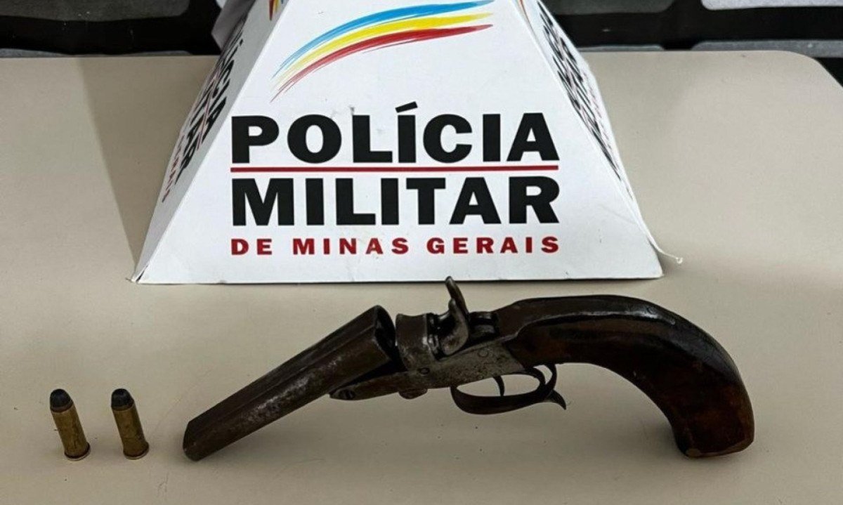Polícia apreendeu garrucha com duas munições calibre 38 -  (crédito: PMMG/Divulgação)