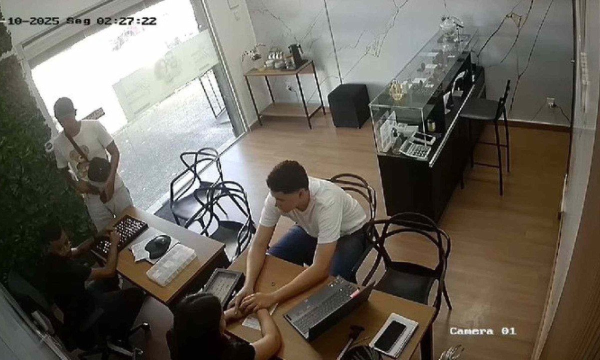 Câmeras de segurança da loja flagraram ação de dupla suspeita de assalto a joalheria de Sabará -  (crédito: Reprodução)