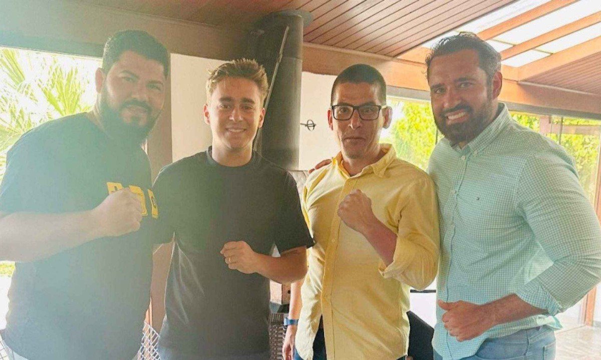 Deputado Nikolas Ferreira se encontra com influencers Renato Trezoitão e Leonardo Dias (os dois à direita do parlamentar). Os dois criticam Bolsonaro por não ser suficientemente de esquerda -  (crédito: Reprodução)