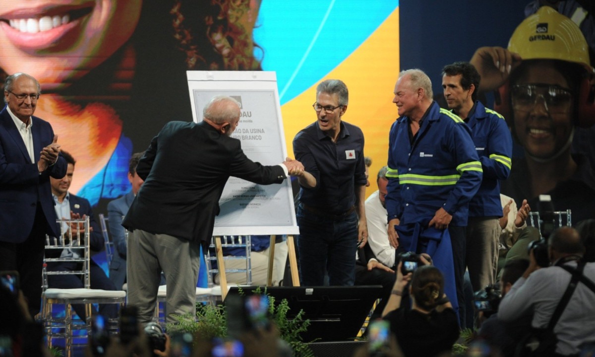 O presidente Luiz In&aacute;cio Lula da Silva e o governador Romeu Zema trocam apertos de m&atilde;o durante agenda em Ouro Branco

 -  (crédito: Alexandre Guzanshe/EM/D.A Press)