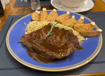 Chorizo com farofa crocante e batatas rústicas com maionese de alho defumado, do Lucille Restaurante -  (crédito: Arquivo pessoal)