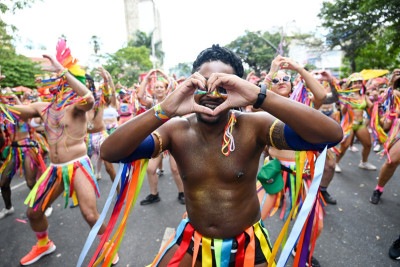 Folião do bloco Juventude Bronzeada durante desfile na Avenida Assis Chateaubriand, no dia 4 de março de 2025 -  (crédito: Leandro Couri/EM/D.A Press)