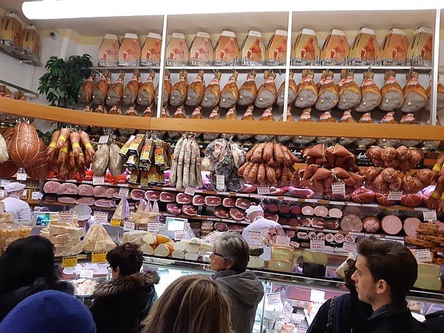 Em algumas regiões, pequenas fábricas artesanais de mortadela são fonte importante de renda e turismo gastronômico.
