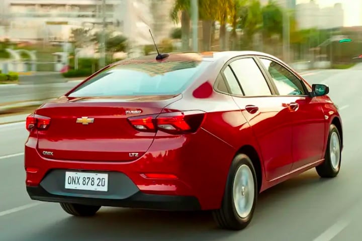 Em comparaÃ§Ã£o com o Fiat Argo, por exemplo, o Onix Plus consegue ter uma autonomia de quase 2,5 km/l a mais na estrada utilizando gasolina. 