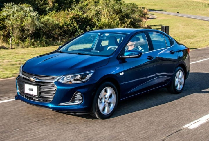 1º) Chevrolet Onix Plus - Motor: 1.0 flex; Câmbio: manual de seis velocidades; Consumo na cidade: 13,9 km/l (gasolina) e 9,7 km/l (etanol); Consumo na estrada: 17,4 km/l (gasolina) e 12,4 km/l (etanol); Preço inicial: R$ 105.490.