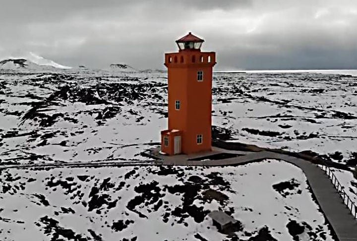 Farol de Svörtuloft, Islândia - Construído em 1931, fica na prla da península vulcânica de Snaefelsnes. Tem 12m de altura e cor vibrante, como é o costume nos faróis do país. 