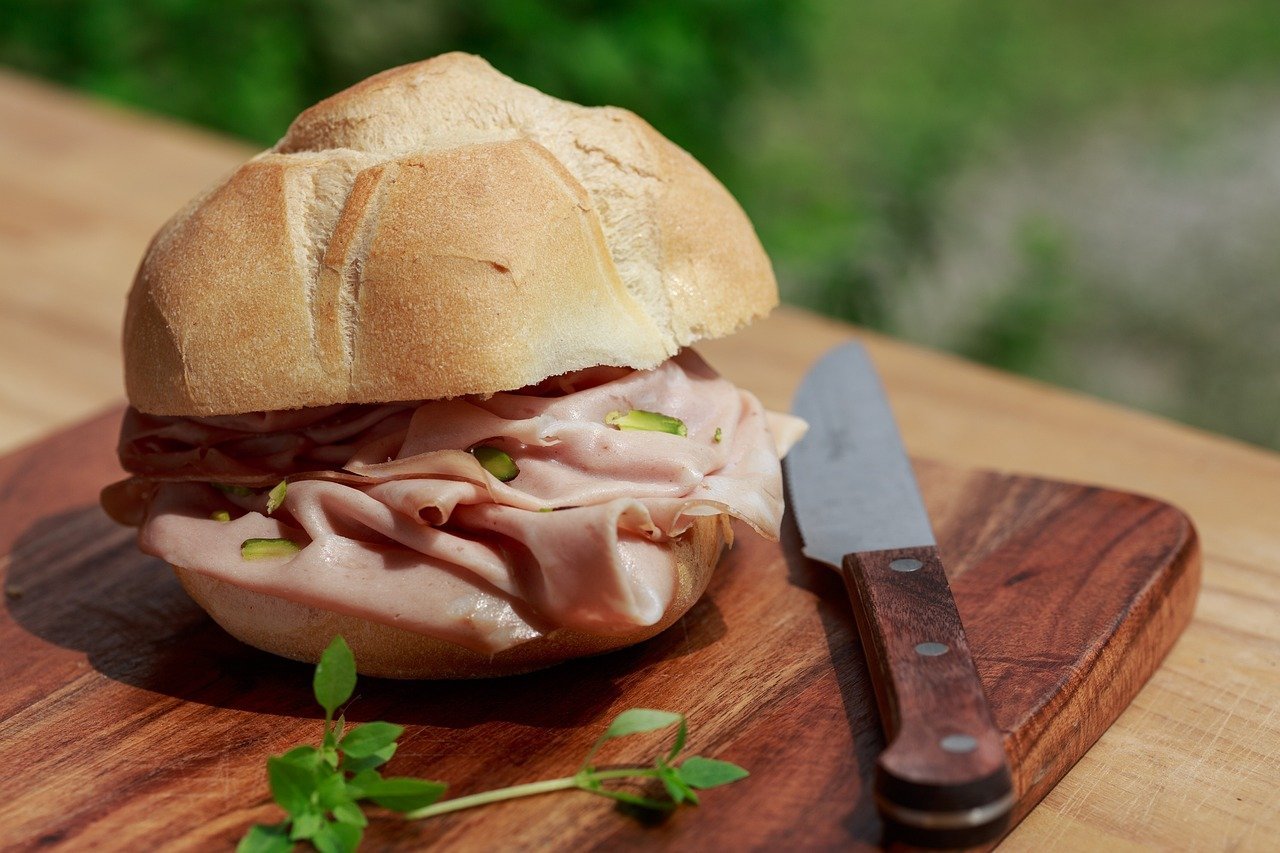 Embora não seja considerada saudável, existem versões com menos sal e gordura para atender dietas com restrições calóricas. A mortadela é comparável ao bologna americano, embora este seja geralmente mais simples em sabor e qualidade.

