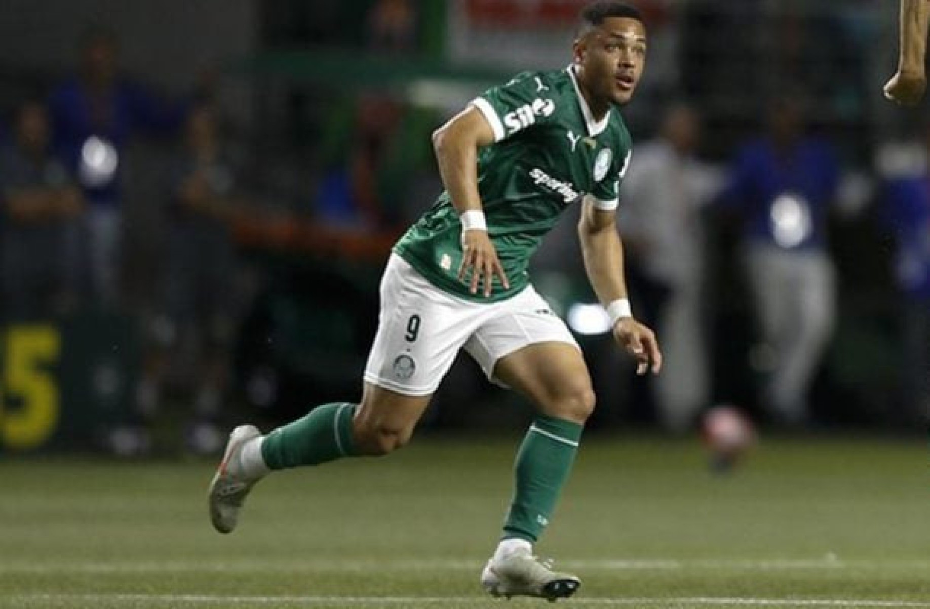 Pênalti polêmico e quase assistência. Como foi a estreia de Vitor Roque
