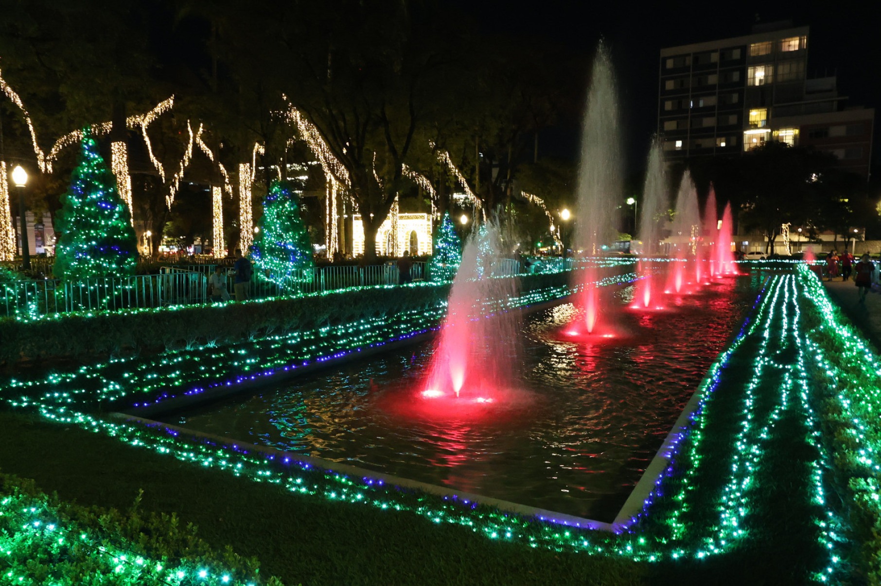 Praça da Liberdade, local preferido do belo-horizontino, ganha iluminação especial na época do Natal