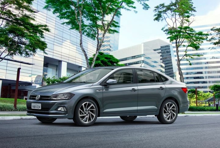 8º) Volkswagen Virtus - Motor: 1.0 flex; Câmbio: manual de cinco velocidades; Consumo na cidade: 12,5 km/l (gasolina) e 8,9 km/l (etanol); Consumo na estrada: 15,4 km/l (gasolina) e 10,8 km/l (etanol); Preço inicial: R$ 105.990.