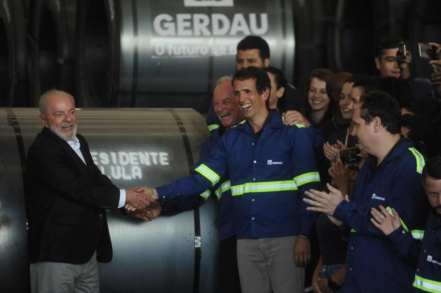 O presidente Lula e o governador Zema visitaram nesta terça-feira a fábrica da Gerdau em Ouro Branco. Os políticos trocaram alfinetadas ao longo desta terça-feira-Alexandre Guzanshe/EM/D.A Press