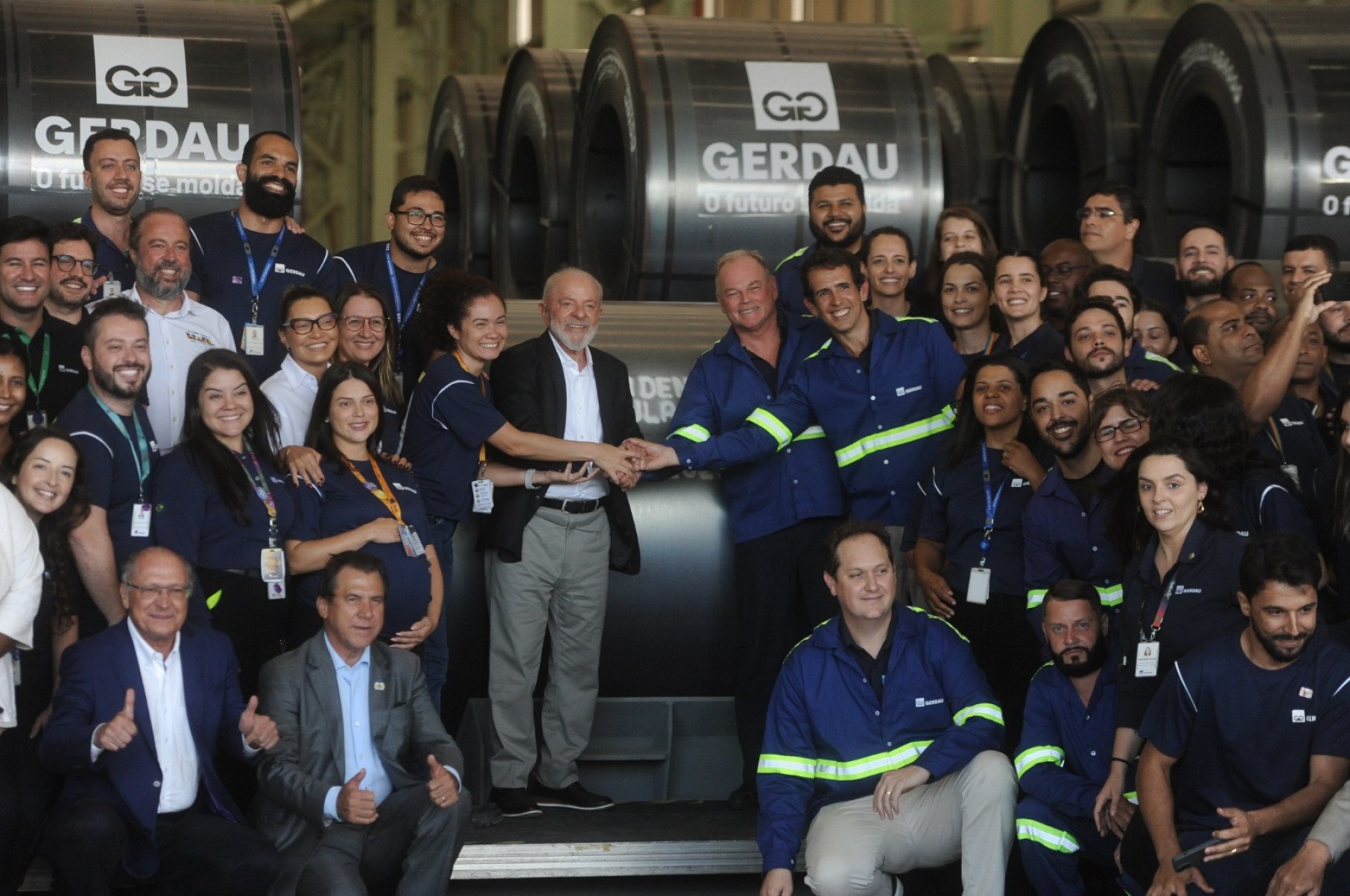 O presidente Lula e o governador Zema visitaram nesta terça-feira a fábrica da Gerdau em Ouro Branco. Os políticos trocaram alfinetadas ao longo desta terça-feira-Alexandre Guzanshe/EM/D.A Press