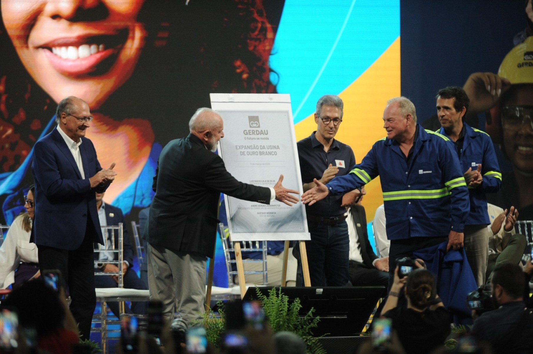 O presidente Lula e o governador Zema visitaram nesta terça-feira a fábrica da Gerdau em Ouro Branco. Os políticos trocaram alfinetadas ao longo desta terça-feira-Alexandre Guzanshe/EM/D.A Press