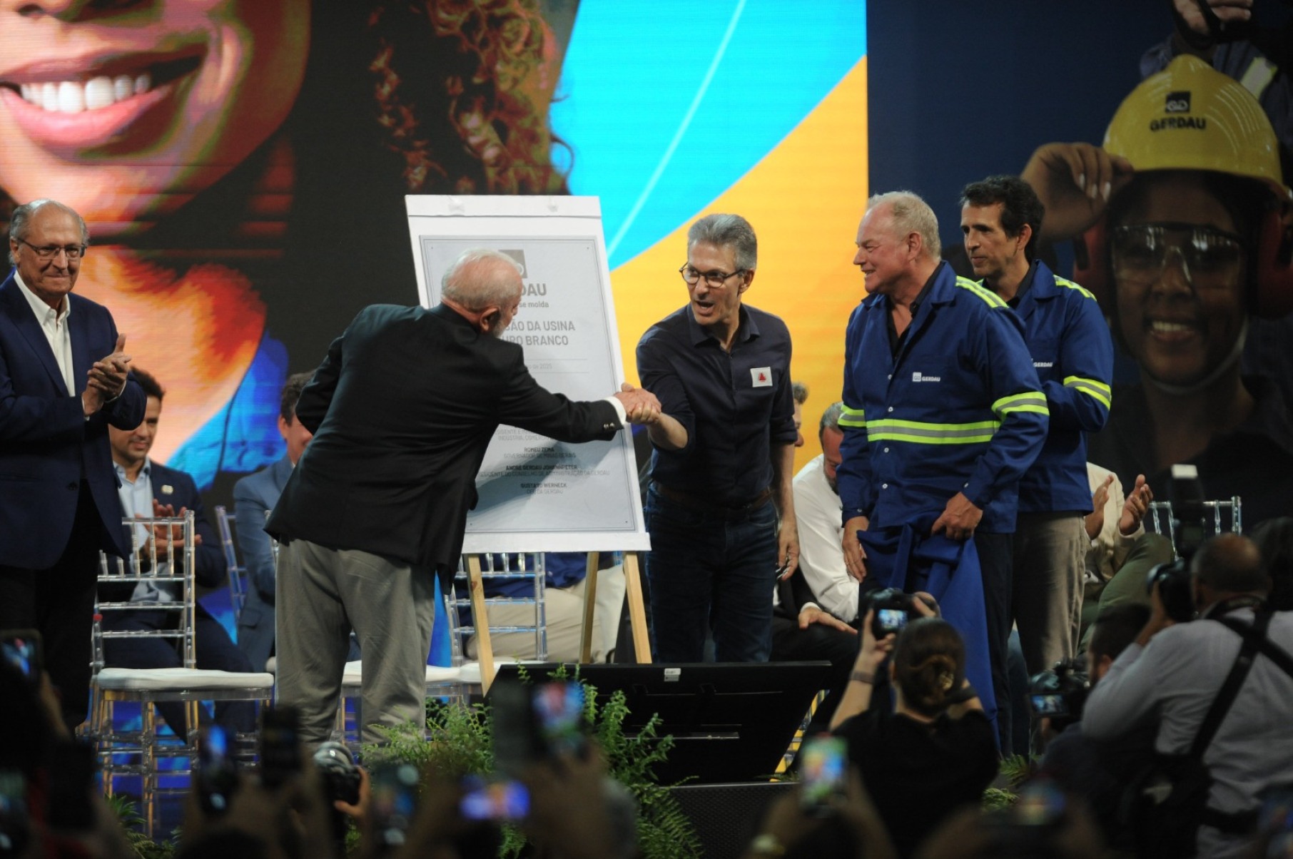 O presidente Luiz Inácio Lula da Silva e o governador Romeu Zema trocam apertos de mão durante agenda em Ouro Branco

-Alexandre Guzanshe/EM/D.A Press