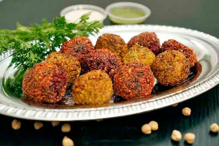 Uma das principais leguminosas para esse tipo de culinária é o grão-de-bico, que dá uma textura e uma consistência adequadas para o preparo. O grão de bico é utilizado para fazer o delicioso e famoso falafel. 