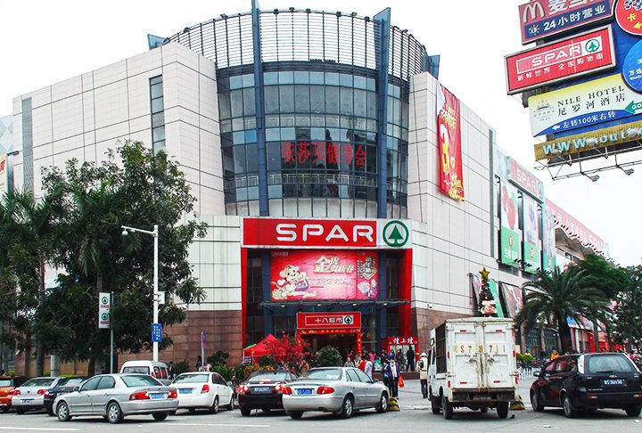 Apesar disso, o shopping tem uma zona que reflete a cultura de outras partes do mundo como a gastronomia e moda da Califórnia e São Francisco, nos EUA; Amsterdã, na Holanda e Paris, na França. E tem umm canal para passeio dos visitantes.