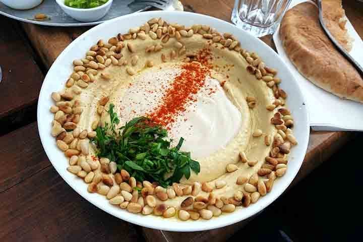 Ele é conhecido por seu sabor suave e textura amanteigada quando cozido. Alem de bolinho, também é frequentemente usado em pratos como hummus (pasta de grão-de-bico), saladas, sopas e ensopados.
