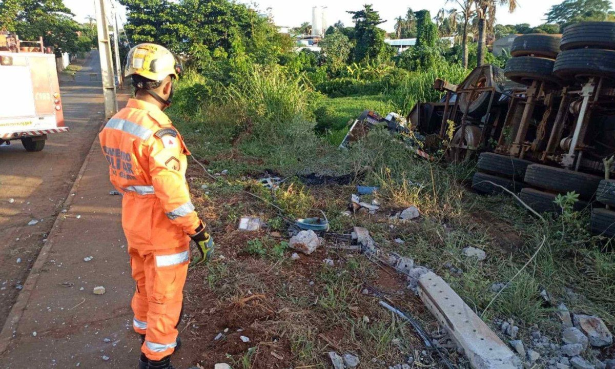 Acidente aconteceu na Rua Zeferino Justino Tavares, no Bairro São João -  (crédito: CBMMG)